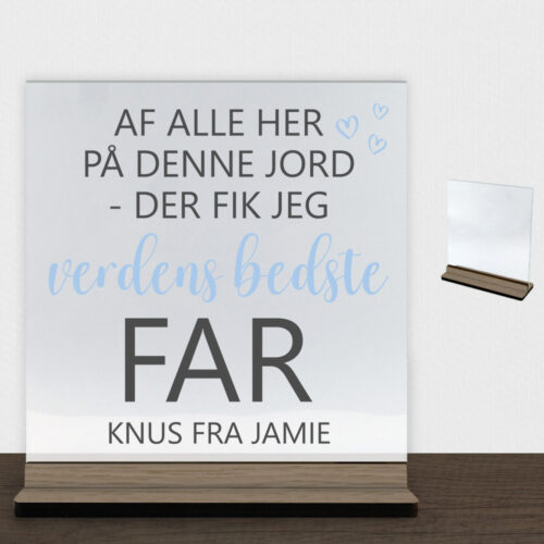 Af alle her på denne jord - far | Glasskilt inkl. fod (træfinér)