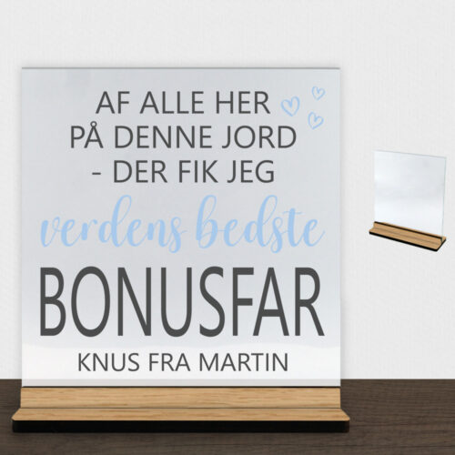 Af alle her på denne jord - bonusfar | Glasskilt inkl. fod (træfinér)