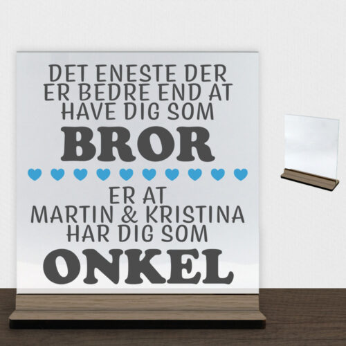 Det eneste der er bedre end... - bror/onkel | Glasskilt inkl. fod (træfinér)
