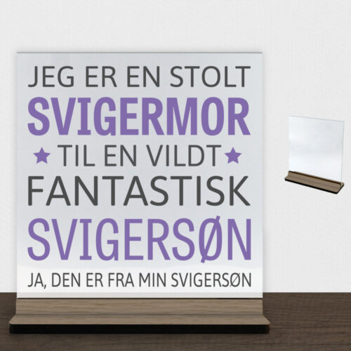 Jeg er en stolt svigermor... - svigersøn | Glasskilt inkl. fod (træfinér)