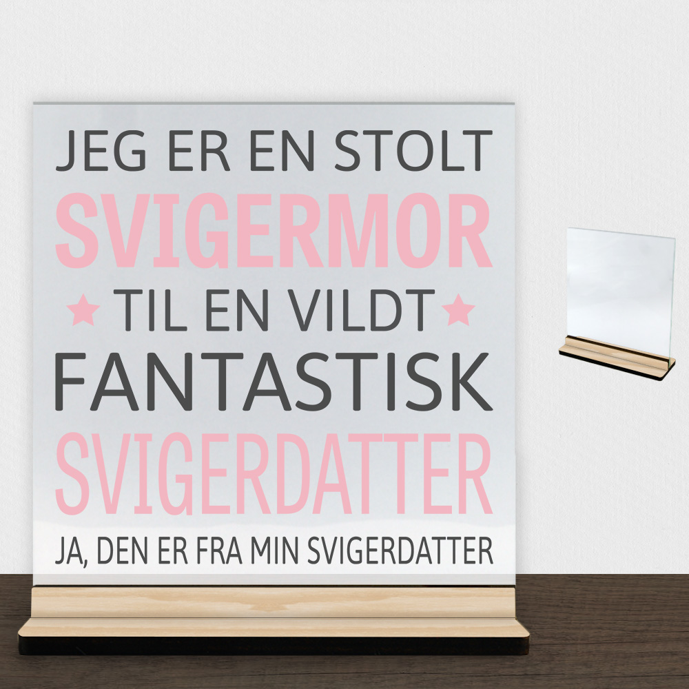 Jeg er en stolt svigermor... - svigerdatter | Glasskilt inkl. fod (træfinér)