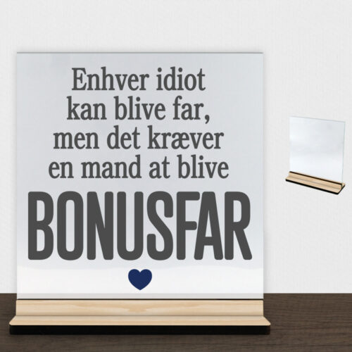Enhver idiot kan blive far... (bonusfar) | Glasskilt inkl. fod (træfinér)