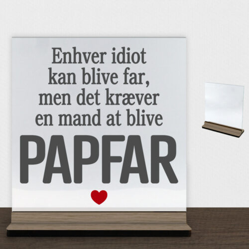 Enhver idiot kan blive far... (papfar) | Glasskilt inkl. fod (træfinér)