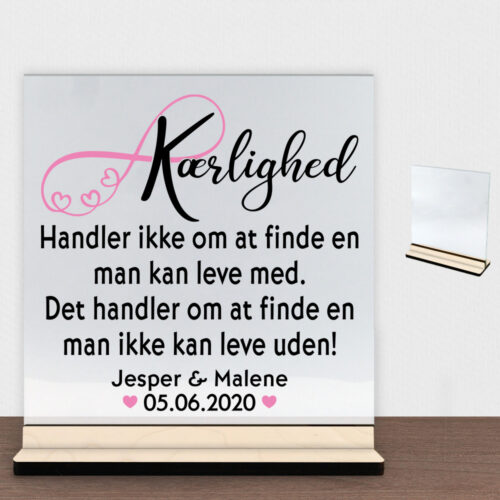 Kærlighed handler ikke om... | Glasskilt inkl. fod (poppel krydsfinér)