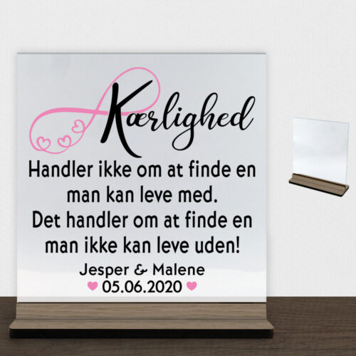 Kærlighed handler ikke om... | Glasskilt inkl. fod (træfinér)