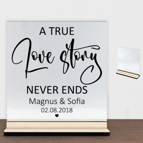 A true love story never ends | Glasskilt inkl. fod (poppel krydsfinér)