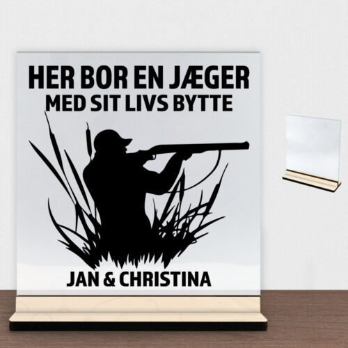 Her bor en jæger design 1 | Glasskilt inkl. fod (poppel krydsfinér)