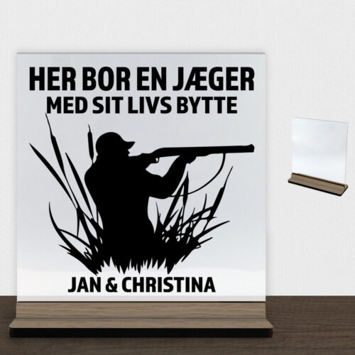 Her bor en jæger design 1 | Glasskilt inkl. fod (træfinér)