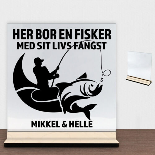 Her bor en fisker design 1 | Glasskilt inkl. fod (poppel krydsfinér)