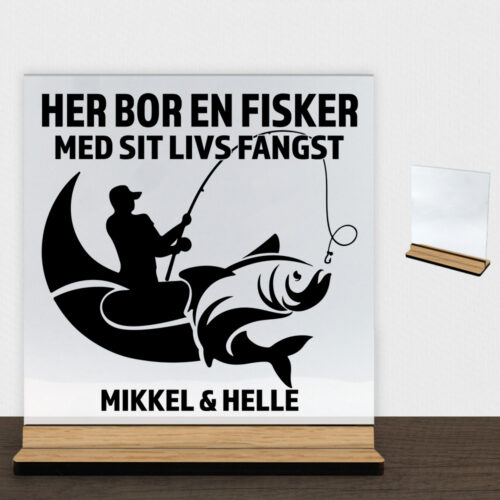 Her bor en fisker design 1 | Glasskilt inkl. fod (træfinér)