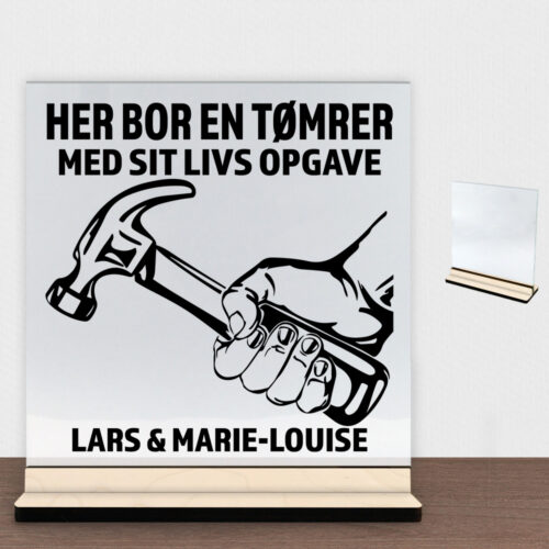 Her bor en tømrer design 1 | Glasskilt inkl. fod (poppel krydsfinér)