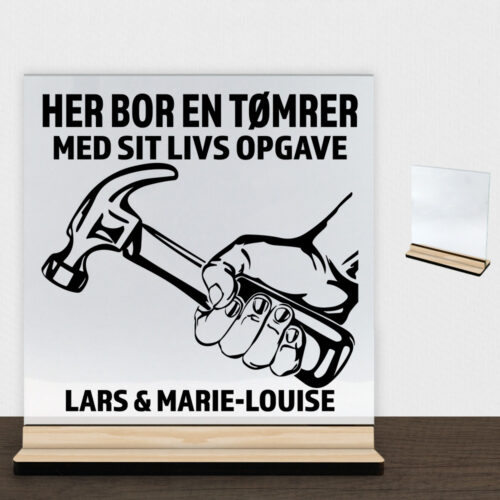 Her bor en tømrer design 1 | Glasskilt inkl. fod (træfinér)