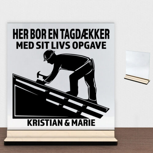 Her bor en tagdækker design 1 | Glasskilt inkl. fod (poppel krydsfinér)