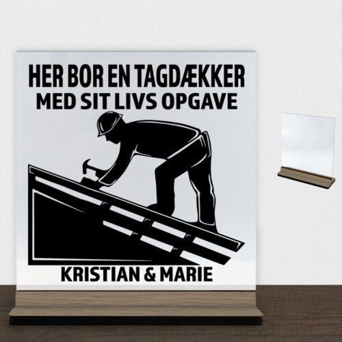 Her bor en tagdækker design 1 | Glasskilt inkl. fod (træfinér)