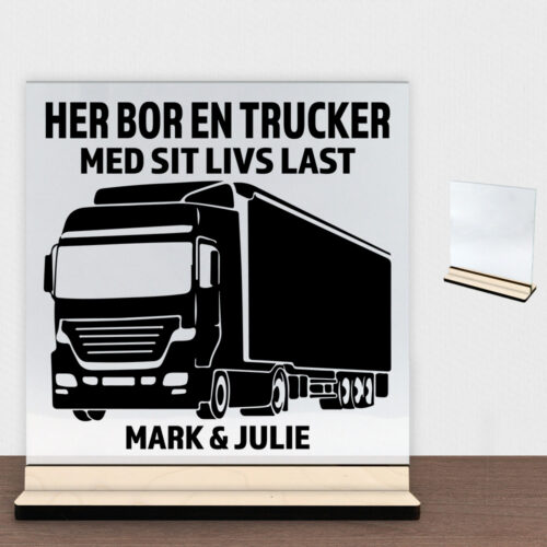 Her bor en trucker design 1 | Glasskilt inkl. fod (poppel krydsfinér)