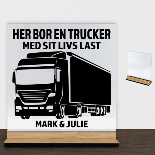 Her bor en trucker design 1 | Glasskilt inkl. fod (træfinér)