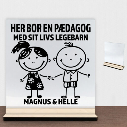 Her bor en pædagog design 1 | Glasskilt inkl. fod (poppel krydsfinér)