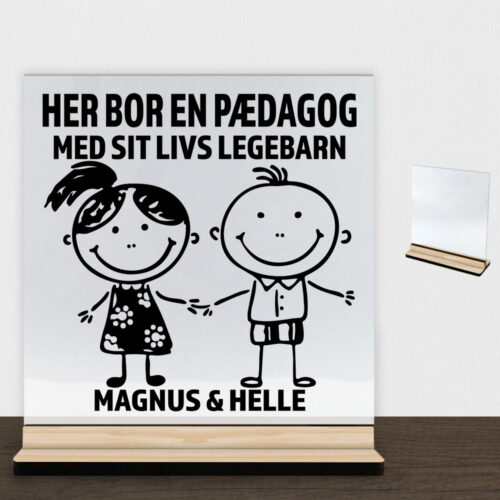 Her bor en pædagog design 1 | Glasskilt inkl. fod (træfinér)