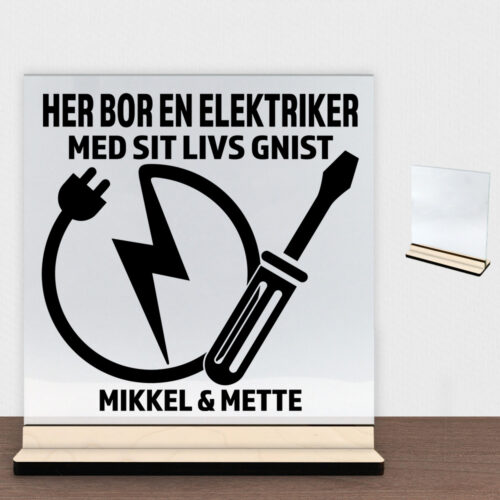 Her bor en elektriker design 1 | Glasskilt inkl. fod (poppel krydsfinér)