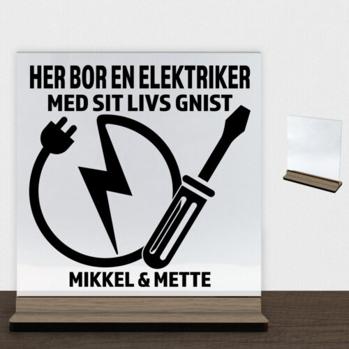 Her bor en elektriker design 1 | Glasskilt inkl. fod (træfinér)