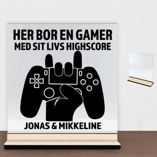 Her bor en gamer design 1 | Glasskilt inkl. fod (poppel krydsfinér)