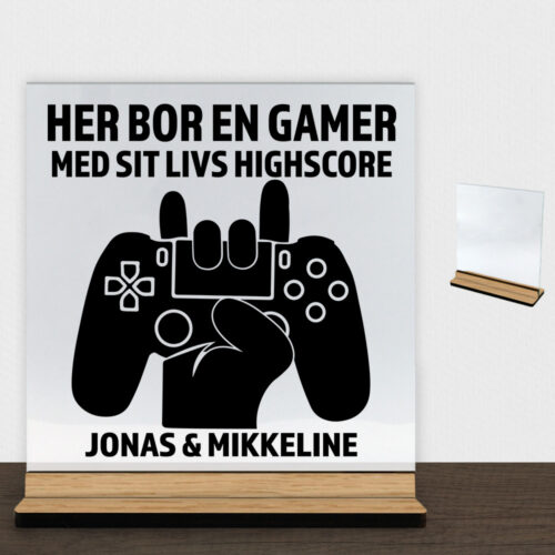 Her bor en gamer design 1 | Glasskilt inkl. fod (træfinér)