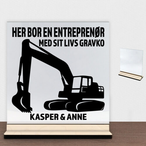 Her bor en entreprenør design 1 | Glasskilt inkl. fod (poppel krydsfinér)