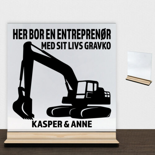 Her bor en entreprenør design 1 | Glasskilt inkl. fod (træfinér)