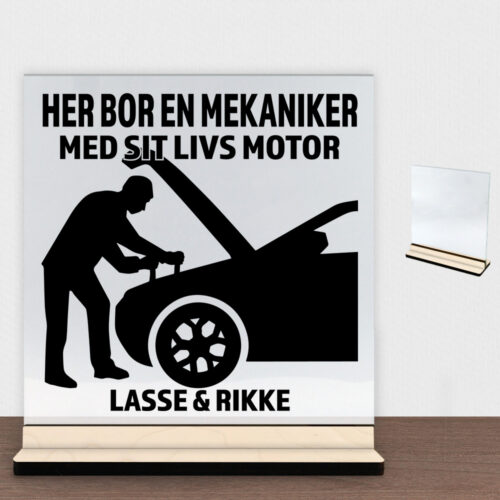 Her bor en mekaniker design 1 | Glasskilt inkl. fod (poppel krydsfinér)