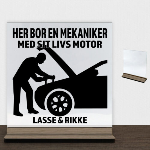 Her bor en mekaniker design 1 | Glasskilt inkl. fod (træfinér)