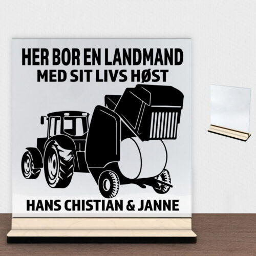 Her bor en landmand design 1 | Glasskilt inkl. fod (poppel krydsfinér)