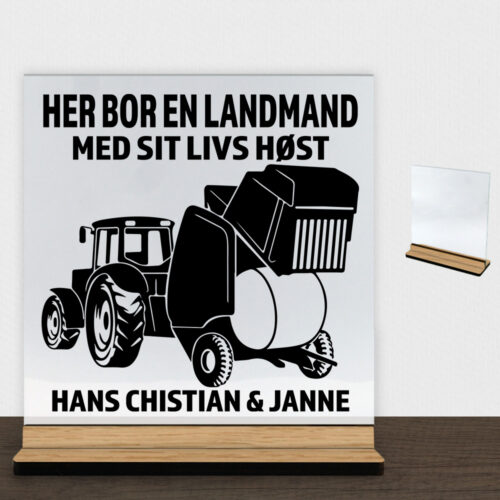 Her bor en landmand design 1 | Glasskilt inkl. fod (træfinér)