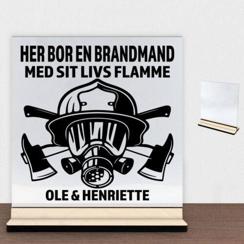 Her bor en brandmand design 1 | Glasskilt inkl. fod (poppel krydsfinér)