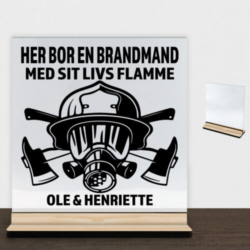 Her bor en brandmand design 1 | Glasskilt inkl. fod (træfinér)