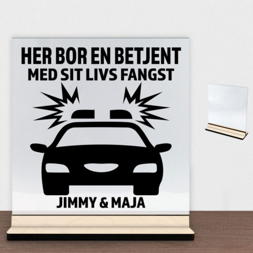 Her bor en betjent design 1 | Glasskilt inkl. fod (poppel krydsfinér)