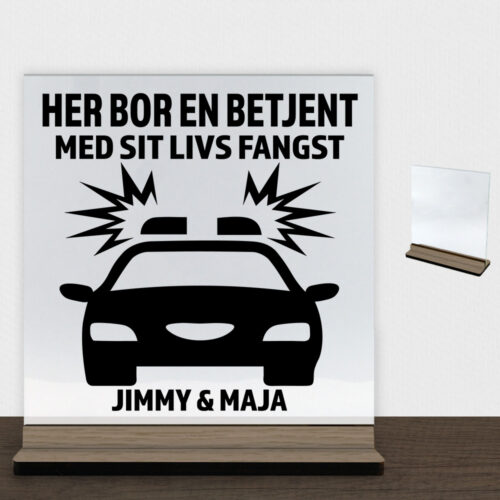 Her bor en betjent design 1 | Glasskilt inkl. fod (træfinér)