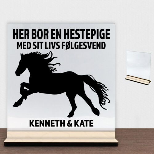 Her bor en hestepige design 1 | Glasskilt inkl. fod (poppel krydsfinér)