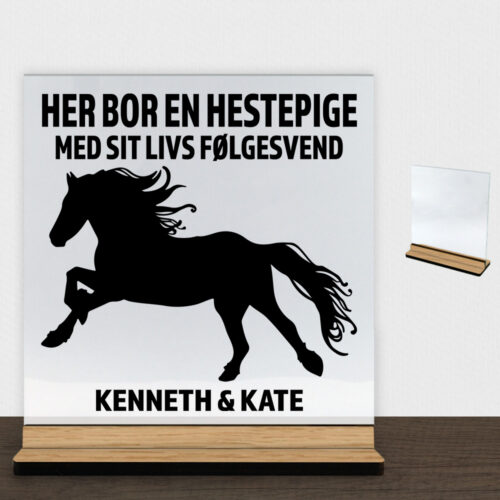 Her bor en hestepige design 1 | Glasskilt inkl. fod (træfinér)