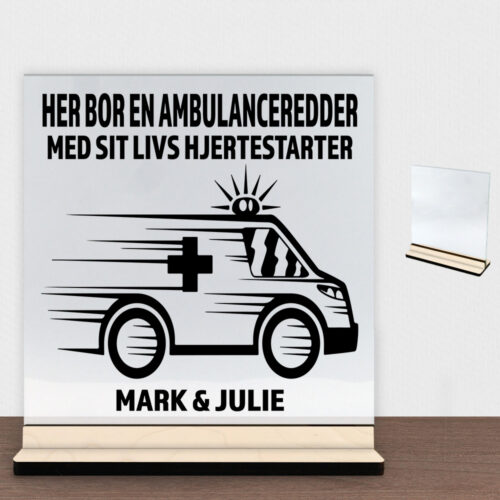 Her bor en ambulanceredder design 1 | Glasskilt inkl. fod (poppel krydsfinér)