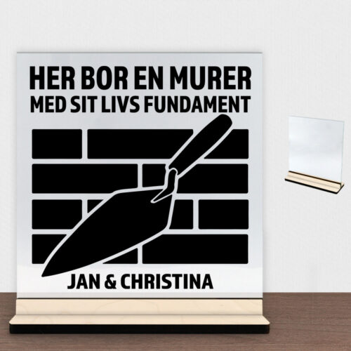 Her bor en murer design 1 | Glasskilt inkl. fod (poppel krydsfinér)