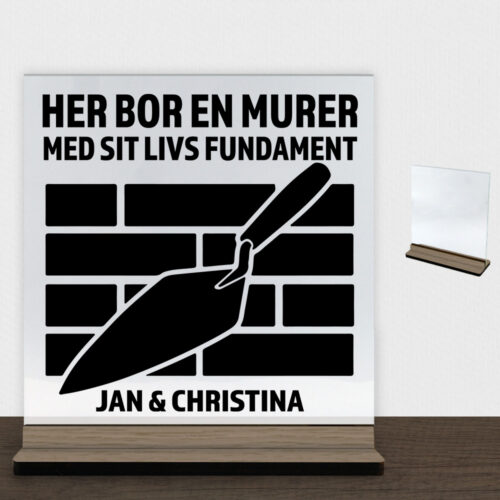 Her bor en murer design 1 | Glasskilt inkl. fod (træfinér)