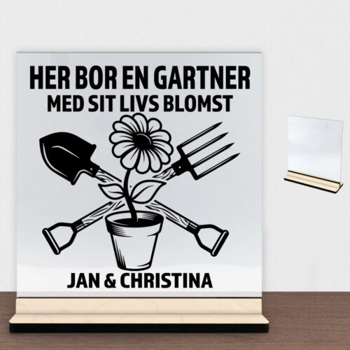 Her bor en gartner design 1 | Glasskilt inkl. fod (poppel krydsfinér)
