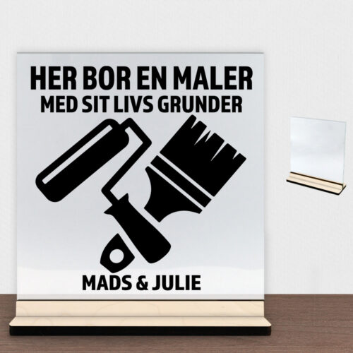 Her bor en maler design 1 | Glasskilt inkl. fod (poppel krydsfinér)