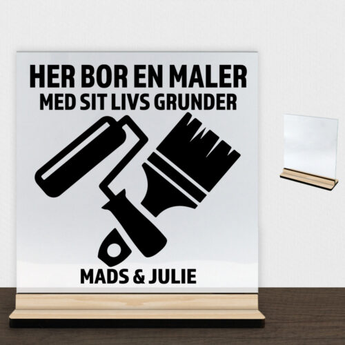 Her bor en maler design 1 | Glasskilt inkl. fod (træfinér)