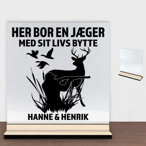 Her bor en jæger design 2 | Glasskilt inkl. fod (poppel krydsfinér)