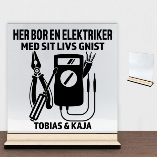 Her bor en elektriker design 2 | Glasskilt inkl. fod (poppel krydsfinér)