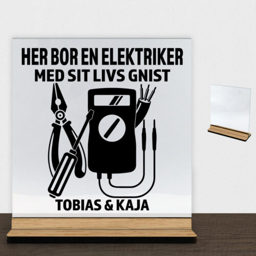 Her bor en elektriker design 2 | Glasskilt inkl. fod (træfinér)