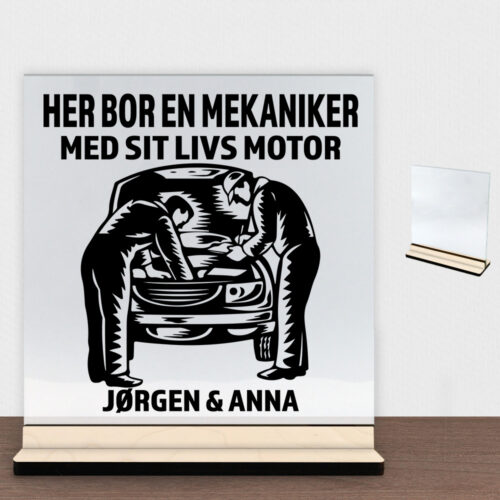 Her bor en mekaniker design 2 | Glasskilt inkl. fod (poppel krydsfinér)