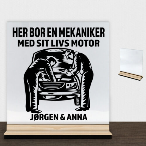 Her bor en mekaniker design 2 | Glasskilt inkl. fod (træfinér)