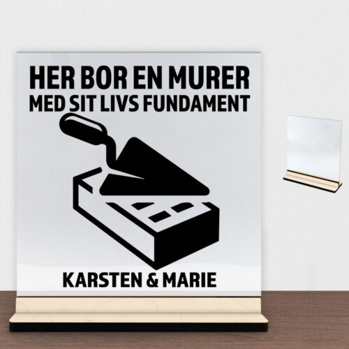 Her bor en murer design 2 | Glasskilt inkl. fod (poppel krydsfinér)